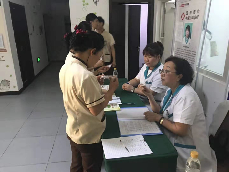 15.康健公司面向旅馆家人开展义诊活动.jpg