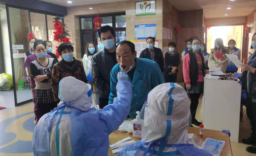 10.疫情时代准时按策为父老做核酸检测_副本.png